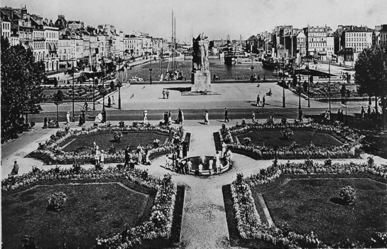 Place Gambetta - Monument aux Morts  - Bassin du Commerce