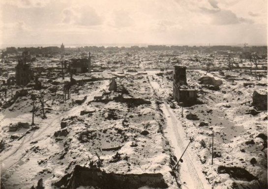 Le clocher qui dpasse au fond est celui de l’glise Notre-Dame, rue de Paris