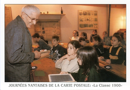 La classe 1900 : l’interrogation par le matre et les rponses sur l’ardoise. clich N. Bourreau, Presse-Ocan Carte souvenir dite par les Cartophiles du pays nantais.  CPN338