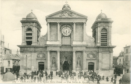 Animation devant la cathdrale Notre-Dame. La place est le sige du salon cartophile de l’Association Philatlique Versaillaise chaque anne mi-octobre. n° 319 ditions L.L. non circule, dos vert divis. (coll. part.)