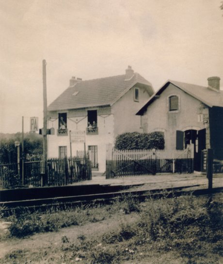 Vue du passage  niveau sur la ligne du viaduc. Maison du garde-barrire  droite.