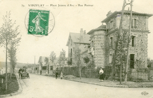 La rue Pasteur, depuis la place Jeanne d’Arc (coll. part.)