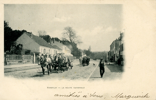 Une vue trs originale de la route nationale parcourue par des fardiers. Le virage au fond ne laisse voir que de la verdure, avec le quartier 