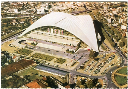 Le palais du CNIT a abrit les ditions du SICOB, Salon International de la Communication et de l’Organisation de Bureau. Il donne encore sur un espace libre et arbor. On distingue  droite l’amorce de l’ancien carrefour o la statue de la Dfense trnait. (coll. part.)