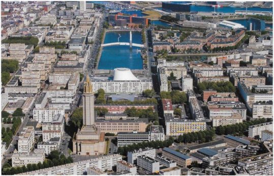 Une partie du centre ville actuel. Le btiment blanc au milieu est l’espace culturel du Volcan ralis par Oscar Niemeyer entre 1978 et 1982