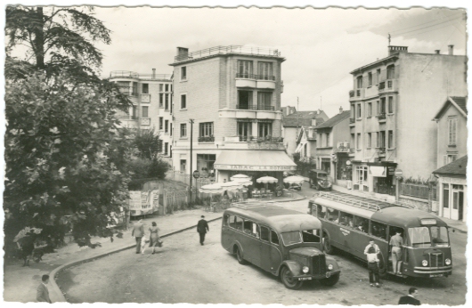 Les transports Gaubert  l’attente place de verdun, devant la gere de chaville-Vlizy (coll. part.)