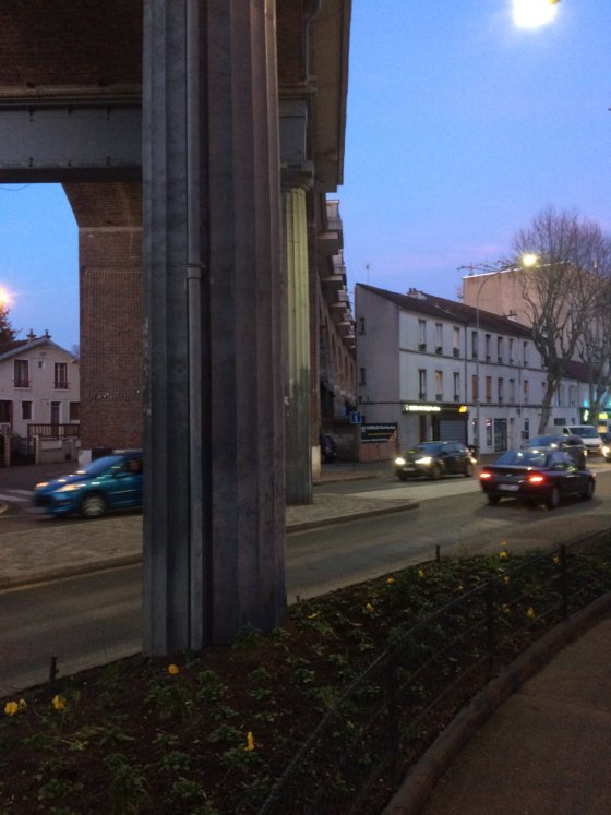 Un coup d’oeil  la courbure du Viaduc ferroviaire construit en 1852 et coupe la route sous un angle de 33°. Au premier plan les typique piles de fonte canneles qui laissent plus de passage  la circulation. Clich J.L.fvrier 2019