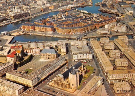 Vue arienne : Au premier plan la rue de Paris et la  Cathdrale Notre Dame. Au second plan le quartier Saint Franois avec son ton rouge. CPM La Cigogne.