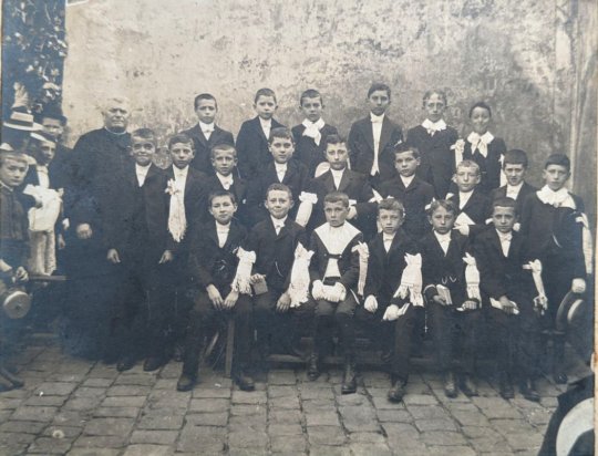 L’abb Firmin Lefeuvrier avec des communiants. Photographie. Coll. part.