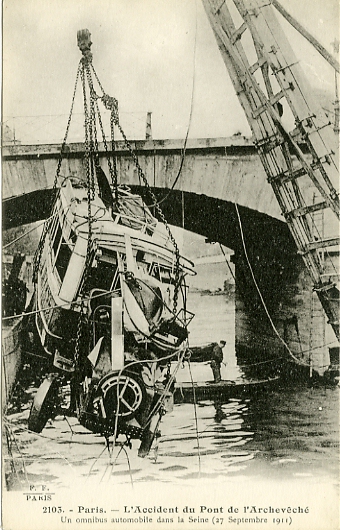 L’accident d’omnibus du 27 septembre 1911. F. Fleury, photographe-éditeur à Paris. Carte n’ayant pas circulé.