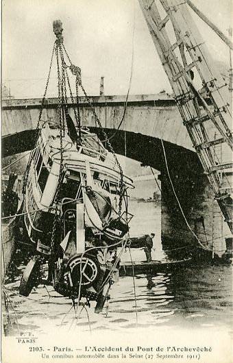 L’accident d’omnibus du 27 septembre 1911. F. Fleury, photographe-diteur  Paris. Carte n’ayant pas circul.