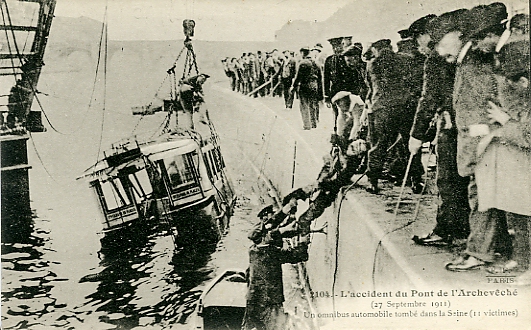 Un corps sorti de l’eau.