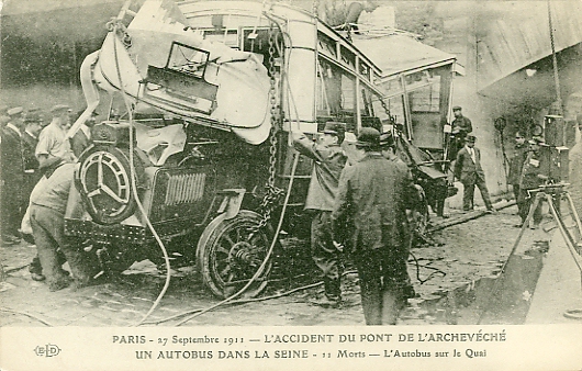 La carcasse du bus aprs sa remonte de l’eau.