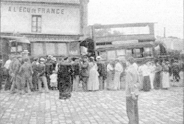 Fin juin 1901, un tramway de Paris en retard s’est engag sur l’aiguillage de la Grce de Dieu alors que celui de Versailles arrivait charg de voyageurs de retour des Grandes Eaux. Vingt et une personnes furent blesses dont deux grivement. Le Prfet et les secours se dplacrent, les blesss taient soigns sur place ou conduits  l’hpital de Versailles. Photographie du Dr Fournier, article dans l’Illustration du 1er juillet 1901 (coll. part.)