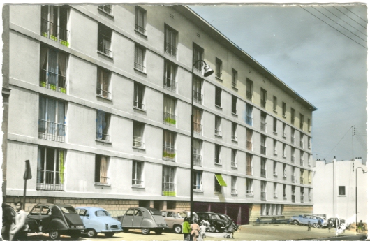 Nouveaux immeubles rue Anatole France, en contrebas de la gare RG. CPSM (coll. part.)