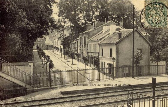 Vue prise depuis la passerelle de l’ancienne gare et du haut de la rue Dailly avec de jeunes plants d’arbres. On note au premier plan le petit muret de remise  niveau de la dernire voie surmont d’une gille. A droite, dpart de la sente du Grand Chalet, gratifi d’un bec de gaz, et  gauche la lin du mur du parc du Grand Chalet amorce la passerelle. CPA A. Bourdier Imp. Ed. Versailles, circule en 1907.