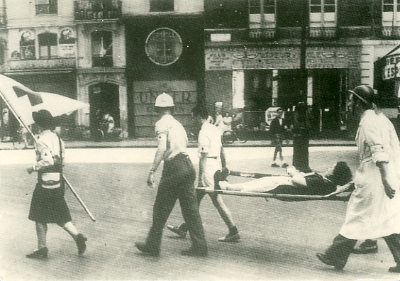 Pendant les combats de la Libration de Paris. Reproduction CPM de photo d’poque..