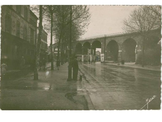 Homme attendant le bus 171  la fin des annes 50. Pas encore d’abri mais dj l’attach-case. Ed. Marco. CPSM bord dentel. (coll. part.)