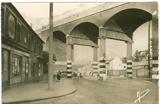 Une autre vue des Arcades pendant les annes 50 avec leurs bandes blanches et noires. carte Marco, 