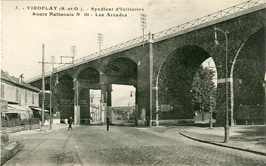 Vue des Arcades prise du ct de Versailles. Carte tire d’un carnet dit par le Syndicat d’Initiative  la fin des annes 1920. Avec l’augmentation du trafic, on a peint en planc la base des colonnes de fonte. CPSM