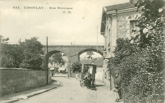 Bas de la rue Rieussec, au pied des Arcades. Il n’y a pas encore d’embranchement de la rue vers Paris. La maison situe l fut dtruite par un bombardement peu avant la Libration. CPA (coll. part.)