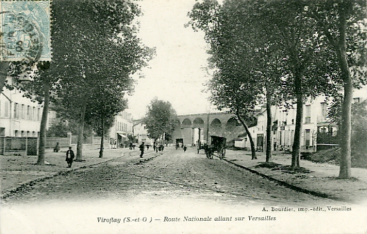 Ct Versailles, l’avenue est plus large et borde de grands arbres. CPA.