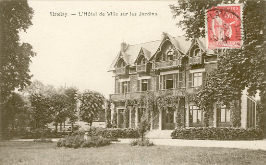 L’arrire du Pavillon de Morny a des allures russes avec ses parements de bois chantourns. Le duc de Morny, demi-frre de Napolon III, avait eu cette attention pour la princesse Troubetsko, son pouse d’origine Russe. Carte ayant circul le 30 octobre 1934. (coll. part.)