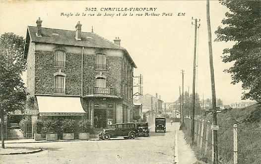 Le long de la voie ferre, en montant sur Viroflay. La rue porte le nom d’Arthur Petit, pharmacien, maire de Viroflay. On note l’emprise ferroviaire  droite. CPA