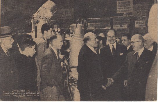 Le prsident Auriol, en visite  la Foire de Paris, flicite un industriel.