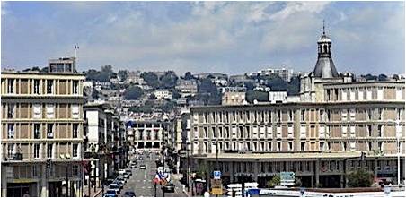 Rue de Paris, avec l’Htel de Ville au fond.