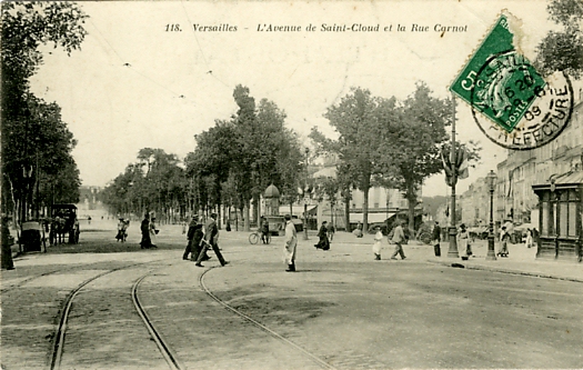 Groupe sur l’avenue de Saint Cloud.