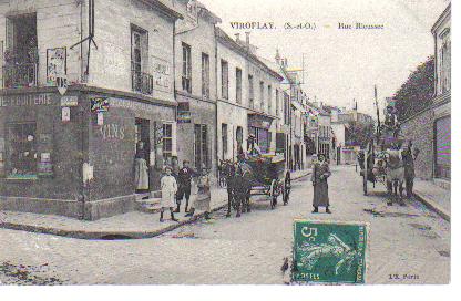 Vu de l’glise, l’angle des rues Rieussec et de Versailles. A gauche, l’picerie-dbit de vin est devenue le caf des Aviateurs. Le lieu est devenu un square et la range d’immeuble a t reconstruite. Du ct droit on distingue le haut mur de la Villa Saint Etienne. CPA  (coll. part.)