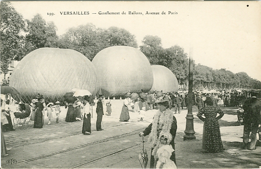 Gonflage de ballons sur l’avenue de Paris, probablement devant la Préfecture. Carte non circulée, (coll. part.)