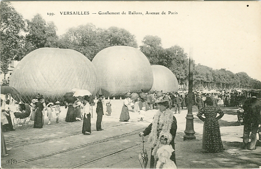 Gonflage de ballons sur l’avenue de Paris, probablement devant la Prfecture. Carte non circule, (coll. part.)