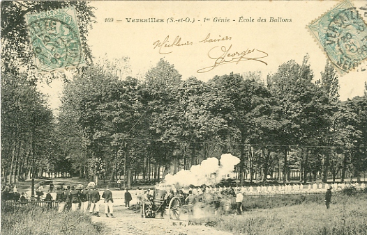 Les militaires de l’Ecole de ballons font un lancer. La chaudire est en fonctionnement,  droite un grad regarde en l’air le ballon attach au cble qu’on distingue monter. Une troupe en tenue de travail blanche est prte  le ramener au sol.