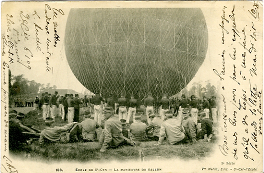 Les lves sont  la manoeuvre, chacun retenant le ballon avec une corde.