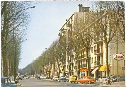 Vue vers Versailles. station Esso, Garage Auto Play et suprette Bamberger. CPM des annes 70.