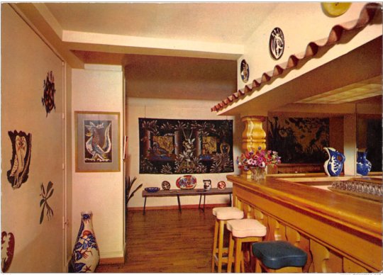 Intérieur du bar du casino de Saint Céré. CPM Yvon. Coll. privée / Droits réservés