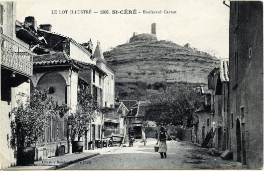 Boulevard Carnot. Au loin le chteau de St Laurent les tours.