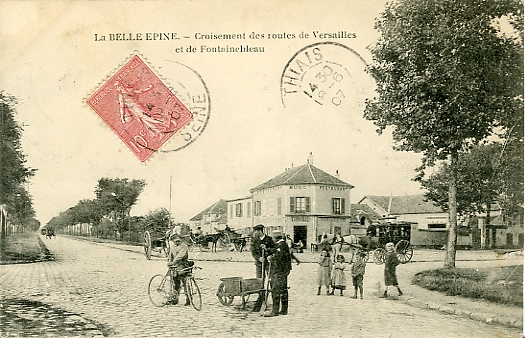 Carrefour dit de la Belle Epine Thiais- Chevilly La Rue. Noter le bel alignement de platanes.