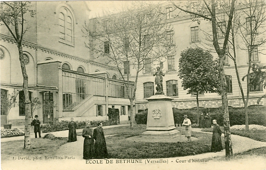 Une partie du personnel et de l’encadrement religieux anime cette vue de la cour d’honneur.