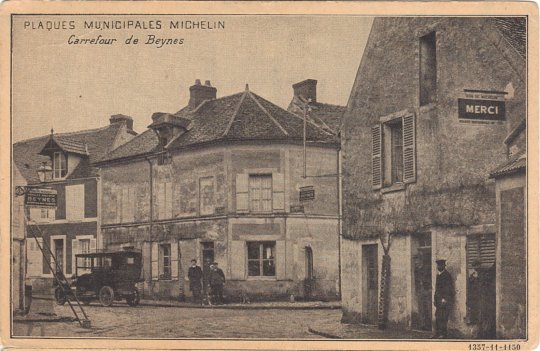 Carrefour de Beynes avec sa plaque municipale. Cette CPA de qualit assez moyenne a t tire normment et se retrouve propose frquemment.