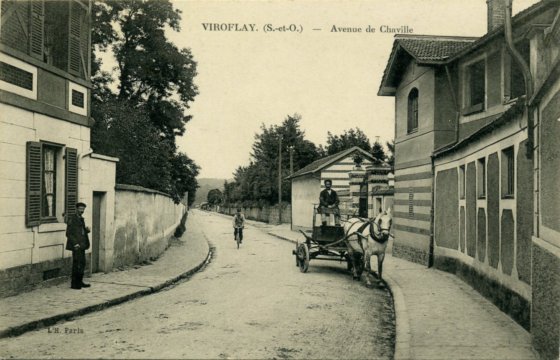 Dbouch de l’avenue de Chaville (av. Gaston Boissier) au niveau de l’actuelle Mairie. On reconnat  gauche l’ancien commissariat,  droite, derrire la carriole, l’Orangerie puis l’entre de la proprit Vigne et au premier plan l’immeuble hbergeant maintenant la caserne des pompiers. C’est  ce niveau que l’on peut situer la 