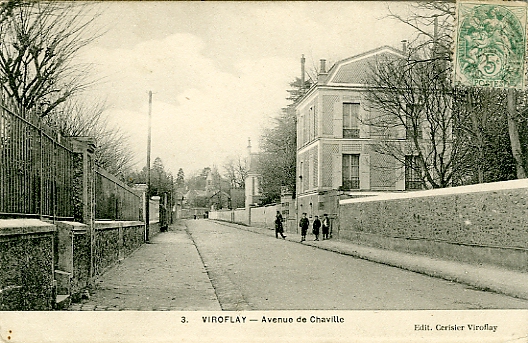 Perspective de l’avenue Gaston Boissier. On remarquera les hauts murs qui la bordent. Au loin, la place devant l’Htel de Morny. CPA Editions Cerisier.