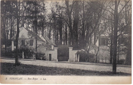 Vue du porche d’entre de Bon Repos sur l’avenue de Versailles. Coll. part.. Coll. part.