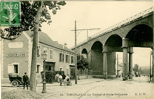 Les commerces entre la rue de la Saussaye et les Arcades.