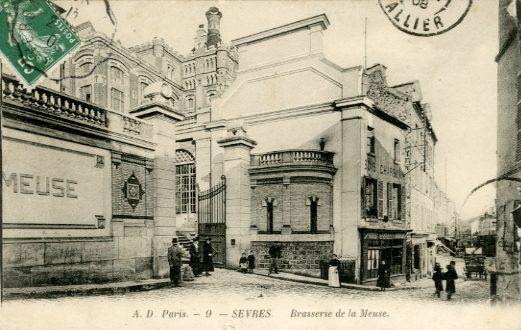 Entrée de la brasserie La Meuse, quartier Saint Romain. CPA circulée (coll. part.) Entrée de la brasserie La Meuse, quartier Saint Romain. CPA circulée (coll. part.)
