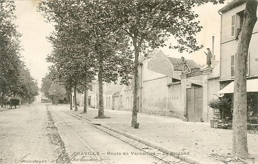 Situ un peu plus bas que la Pointe de Chaville, ce porche est curieusement marqu par deux statues, un prtre sermonnant, et un brigand fuyant. (coll. part.)