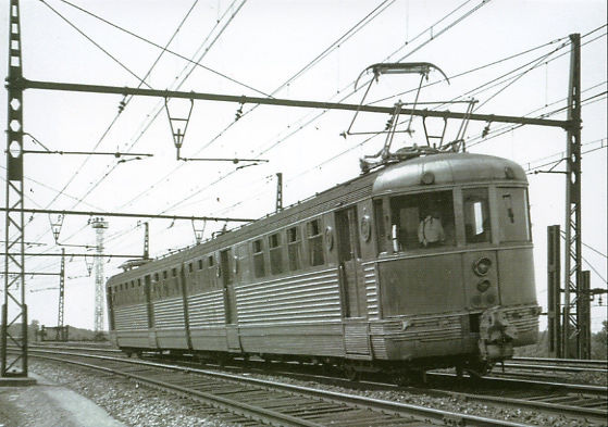 Rame Budd quittant Versailles Chantiers. Les Z 3700 sont des automotrices lectriques mises en service en France par le rseau de l’tat  l’occasion de l’lectrification de la ligne Paris - Le Mans durant les annes 1930. Ses marchepieds escamotables lui confraient une ligne arodynamique.