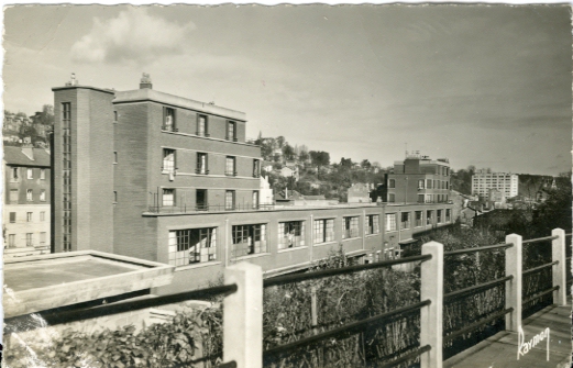 Ecole Ferdinand Buisson. En ciment et brique, doté de sous-sol, cet édifice fut réquisitionné pendant la 2nde guerre mondiale. Ecole Ferdinand Buisson. En ciment et brique, doté de sous-sol, cet édifice fut réquisitionné pendant la 2nde guerre mondiale.